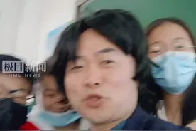 学生网购9.9元假发送光头老师，当事人：天气变热也坚持戴着上课图片