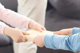 广西一7岁女孩被玩伴家长连扇耳光后受伤，警方已立案调查视频封面