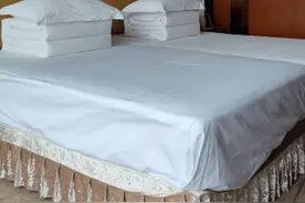 退役武警酒店隔离把被子叠成豆腐块，妻子：6点起床不许我躺图片