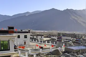 高原农牧民“搬”向生活新天地图片