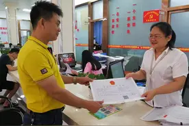 10分钟拿证！万宁推行“信用+免审”审批新模式图片