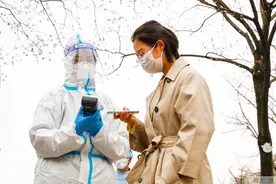 过亮过暗都伤眼睛，手机屏幕究竟应该调多亮？图片