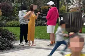 小区裸背拍照网红：为自己拍照行为影响孩子而道歉图片