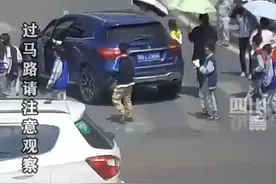 成功被救出！女孩被车压脚市民齐力抬车救人图片