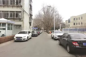 道路两侧违规停车影响车辆通行 市民呼吁及时治理图片