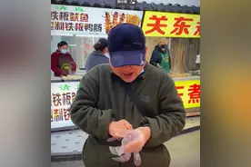 河南一智力仅6岁的大叔吃美食靠刷脸，摊主：想吃什么自己拿图片