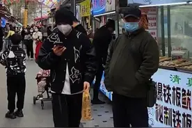 河南一智力仅6岁的大叔吃美食靠刷脸，摊主：想吃什么自己拿图片