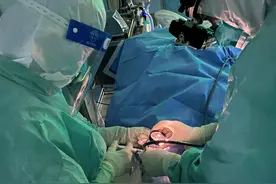 船员视网膜脱落从非洲回沪求医，紧急核酸后医生助他恢复光明图片