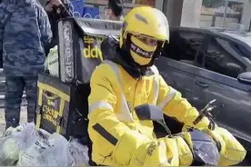 疫情下的外卖小哥：人世间需要负重前行图片