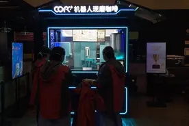 送餐送药泡咖啡，还能边走边消毒，多款机器人走进上海方舱医院图片