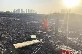 女孩不慎陷入工地泥潭，武汉消防成功救援图片
