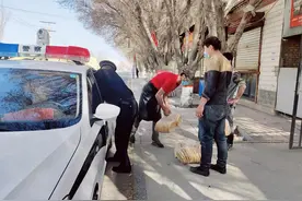 新疆和硕：暖心老板为民警送上1000个爱心馕图片