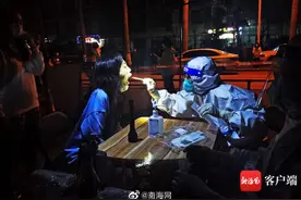 从白天忙到黑夜！直击海口防疫一线医务工作者图片