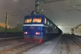 武汉开出防疫物资专列驰援上海战疫图片