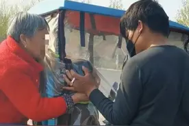 儿子瘫倒在驾驶室，七旬婆婆路中央哭喊呼救！一群好心人来了……图片