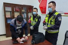 服务区捡到装有5000元手提包 男子悄悄带走被警方锁定！律师：若捡包不还构成侵占图片