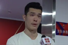 郭凯哽咽谈个人伤病：不能在季后赛帮助球队很难受 真的挺着急图片