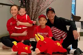 应采儿罕晒Jasper近况「萌弟变帅哥」 眨眼撩妹网被电晕：根本陈小春图片