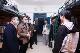 党委书记谈心侧记：寝室夜话如春风图片