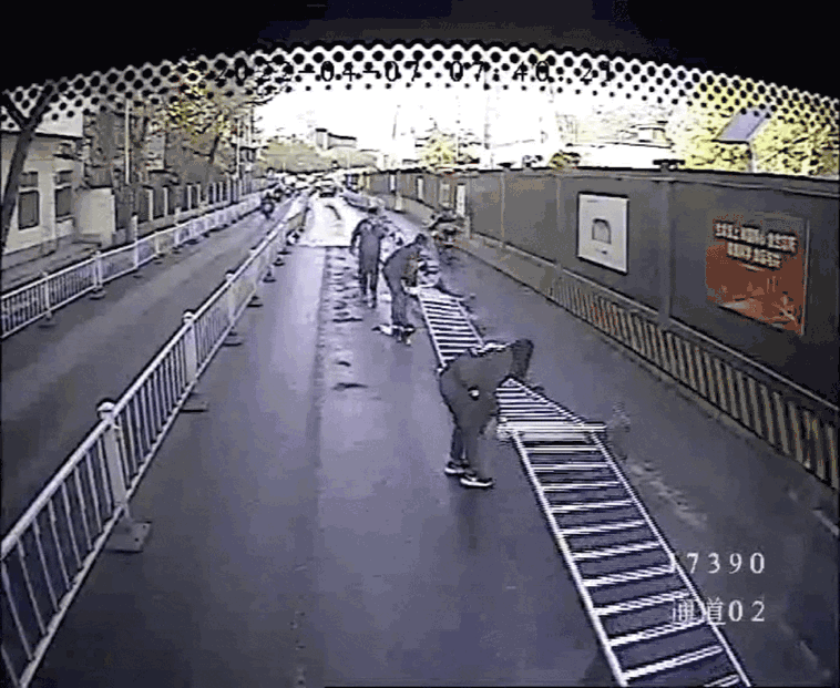 拉好手刹，大蓝鲸的公交司机瞬间化身成为“消防员”“陪护员”……图片