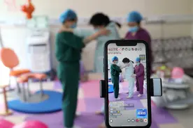 白天坐诊晚上拍视频，百万粉丝的网红医生也有流量焦虑：知识付费总比带货强图片