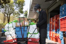 多企业驰援上海：调配骑手快递员，上线生鲜套餐、应急服务图片
