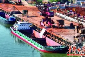 湘江航道通航能力全面提升 长沙新港首迎万吨级货轮图片