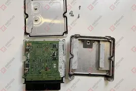 拆奥迪A4L行车电脑板：看博世一统燃油车图片