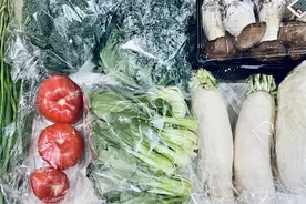 上海好邻居：凌晨为居民分发物资，送鱼肉时多敲几下门，送蔬菜时只敲两下图片