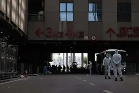 上海最大方舱正式启用 火神山建设者和守护者再次交接图片