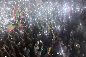 巴基斯坦爆发大规模抗议 上万人挥舞手电筒涌上街头图片