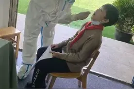 “谢谢叔叔！”“不用客气！我是你爸！”图片