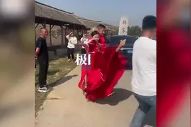 新娘持棍霸气护夫击退婚闹朋友，婚车司机：真羡慕新郎有福图片