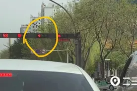 铜川新区车主吐槽右转也要等红灯，交警：新措施图片