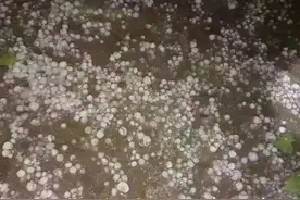 四川强对流天气现大雨冰雹！居民称广告牌被吹走水涨到小腿肚图片