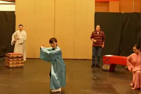 探班人艺话剧《蔡文姬》，徐帆、杨立新、濮存昕老友重聚