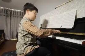 上海战疫｜9岁娃弹钢琴《孤勇者》，献给坚守抗疫前线的爸爸图片