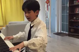 单曲循环！你家孩子也在唱《孤勇者》吗？哪句歌词戳中了你图片