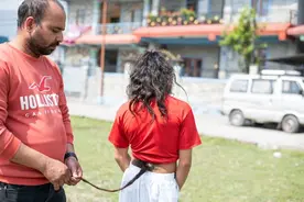 尼泊尔少年长着70厘米尾巴，被当地奉为“猴神”图片