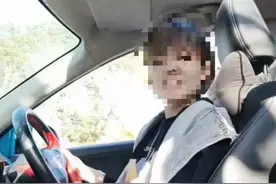 广东云浮女司机开车时边唱歌边录视频！被交警传唤批评教育图片