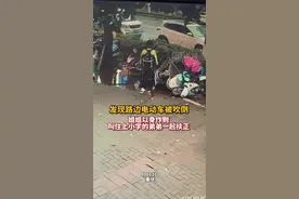 一排电动车半夜被吹倒，早上却自己“站”起？店主查监控发现感人真相图片