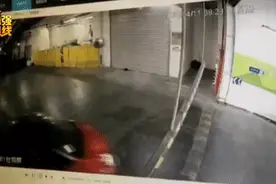 轿车进车库未亮码，女保安追车被甩在地上！车主：没看到图片