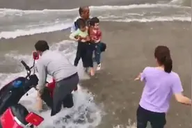 险！祖孙三人掉入湍急河流，广西退休大爷出手救援图片