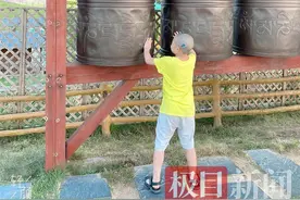 听障孩子的人工耳蜗丢失后：学校师生拉网寻找，父亲翻遍了垃圾箱图片