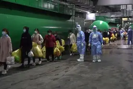 上海国展方舱首批322位患者出院，未来每天出院人数将近万视频封面