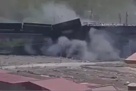 天津发生货运火车相撞事件，官方回应：系车辆溜逸与运行中车辆相撞图片