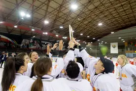 10年奋战，中国女冰世锦赛以全胜战绩升组图片