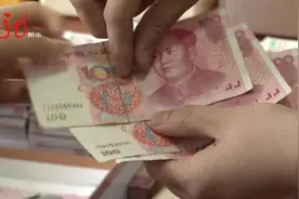 哈尔滨一男子自己做“钱”花，被警方抓捕，还吹嘘“要多像有多像”图片