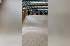 12岁男孩轮椅上做后空翻，成完成这项挑战最年轻的英国人图片