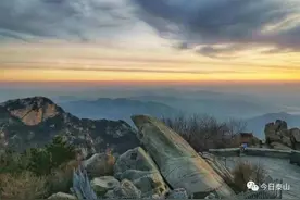 美景慢直播丨农历三月十五，岱顶彩云缭绕图片